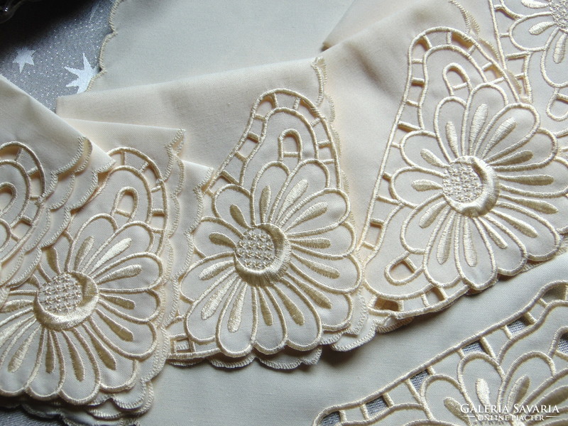 6 embroidered napkins in vanilla color
