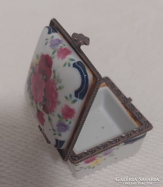 Porcelain jewelry holder, medicine holder ??With very beautiful flower motifs.