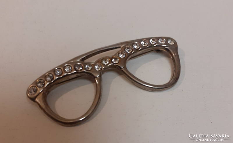 Retro glasses shaped brooch pin
