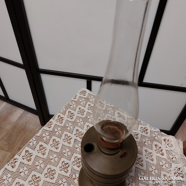 Kerosene lamp, peasant lamp / with spaiater-copper body, glass cylinder