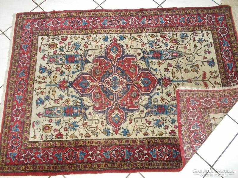 Jelzett perzsa szőnyeg