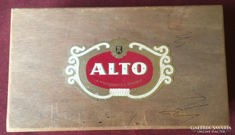 Alto-concerto retro wooden cigar box