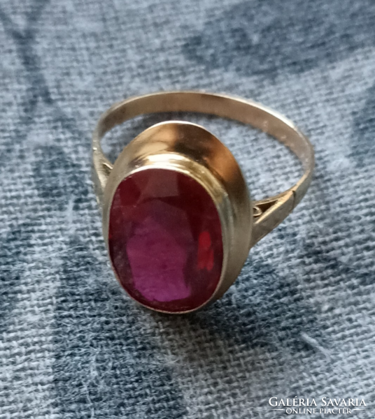 Large gold ring with a ruby-colored stone, very beautiful, serious women's