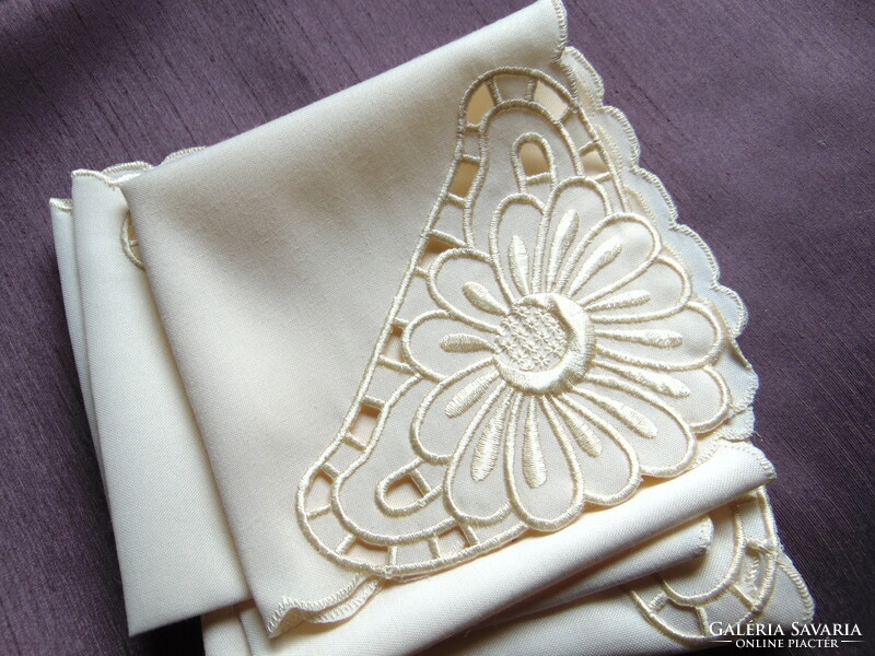 6 embroidered napkins in vanilla color