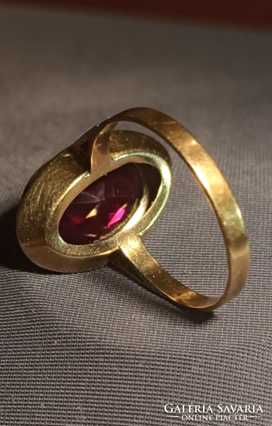 Nagyméretű aranygyűrű rubint színű kővel nagyon szép, komoly női
