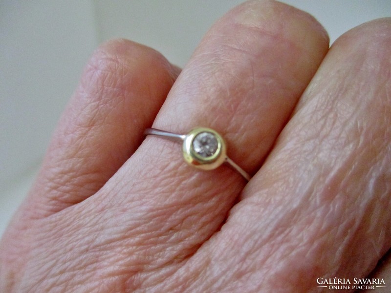 Elegáns 18kt arany gyűrű fehér kővel button foglalatban