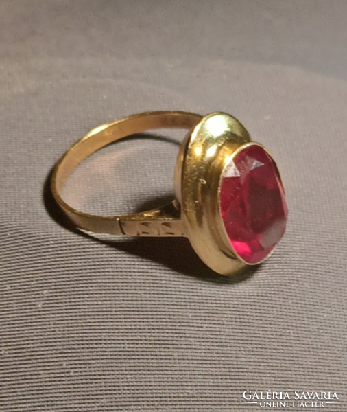 Nagyméretű aranygyűrű rubint színű kővel nagyon szép, komoly női