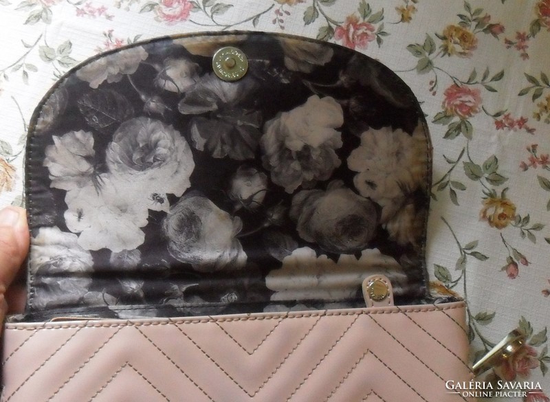 Ted baker quilted, lacquer, envelope bag / handbag. 22 Cm x 16 cm.