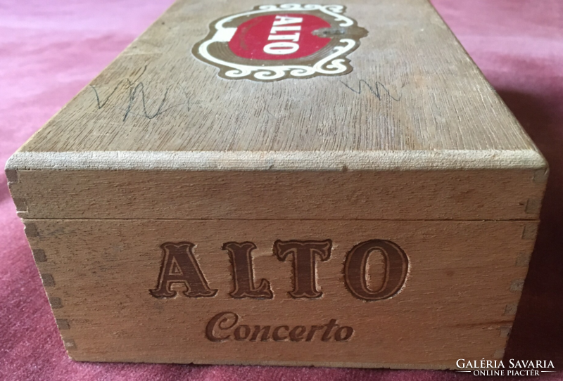 Alto-concerto retro wooden cigar box