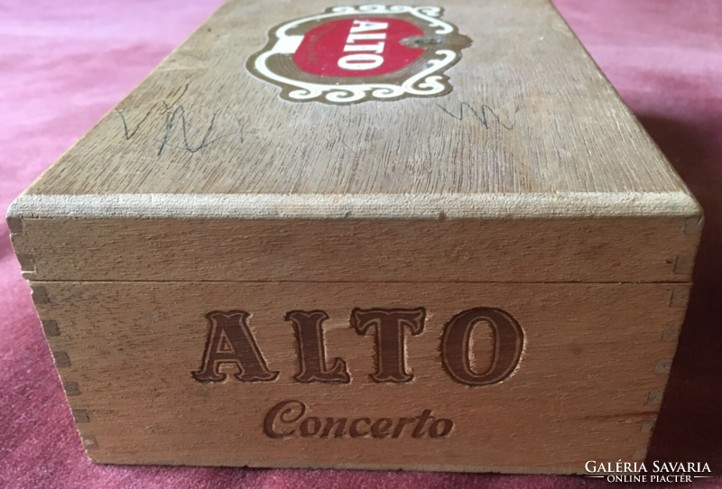 Alto-Concerto retro fa szivardoboz