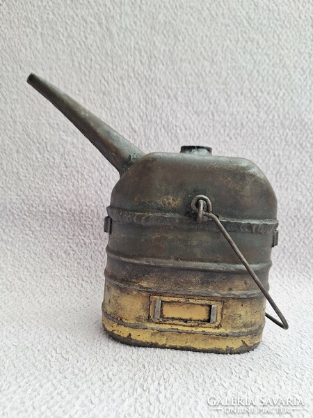 Old oil can, oiler
