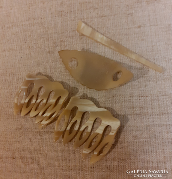 Vintage horn bun pin in good condition and two hair combs