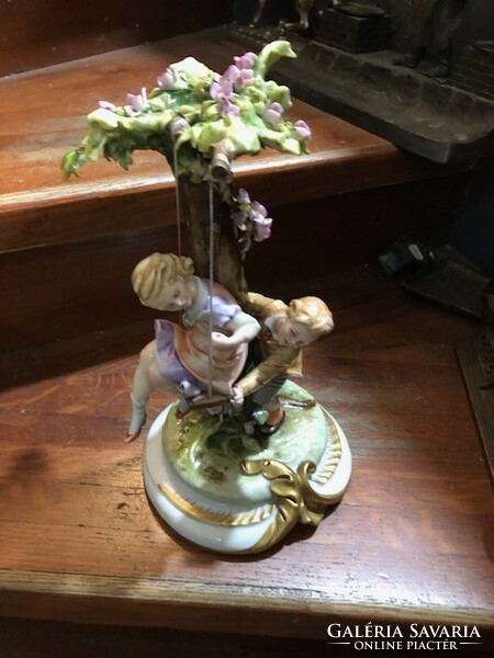 Capodimonte porcelán szobor, 28 cm-es magasságú.