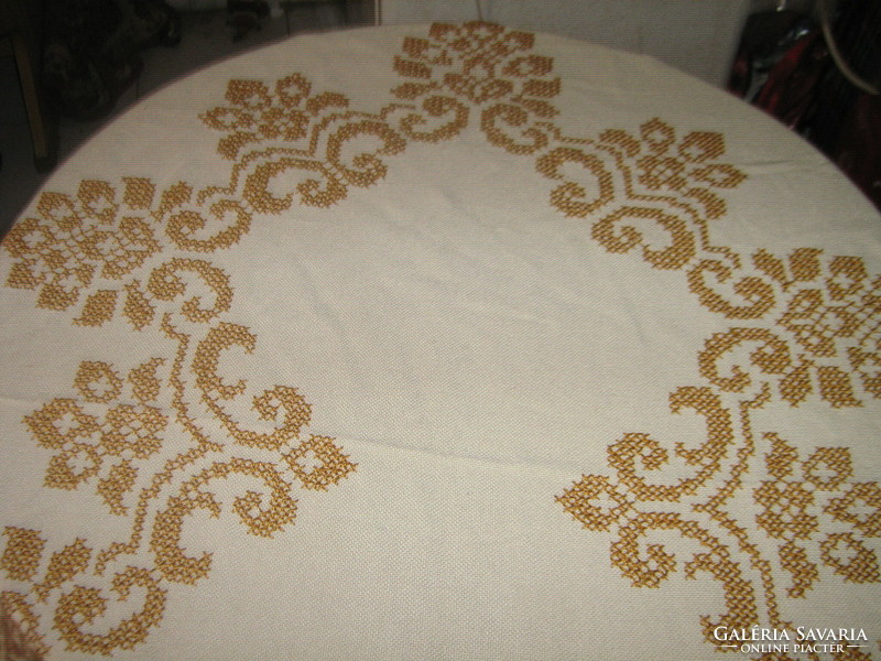 Beautiful hand-embroidered cross-stitch baroque pattern woven tablecloth with a lace edge
