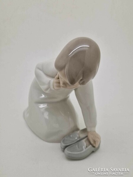 Lladro spanyol porcelán figura lány hálóingben 13.5cm