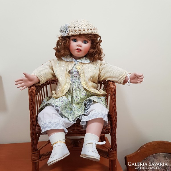 Ülő nagy porcelán baba