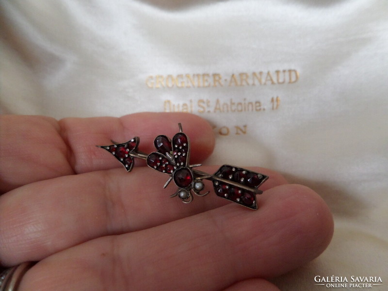 Antique garnet brooch / pin