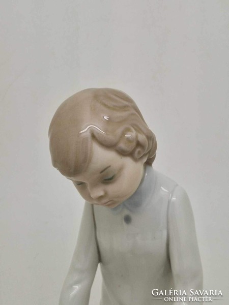 Lladro Zephir porcelán figura fiú hálóingben könyvvel 16cm