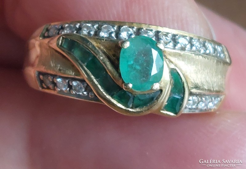 Gold ring with brilliant and emerald