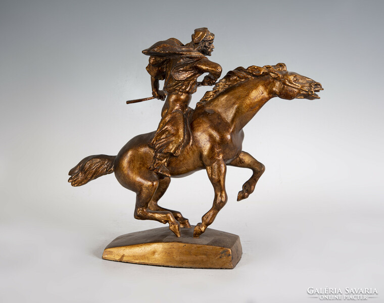 Aranyozott gipsz lovagló harcos szobor