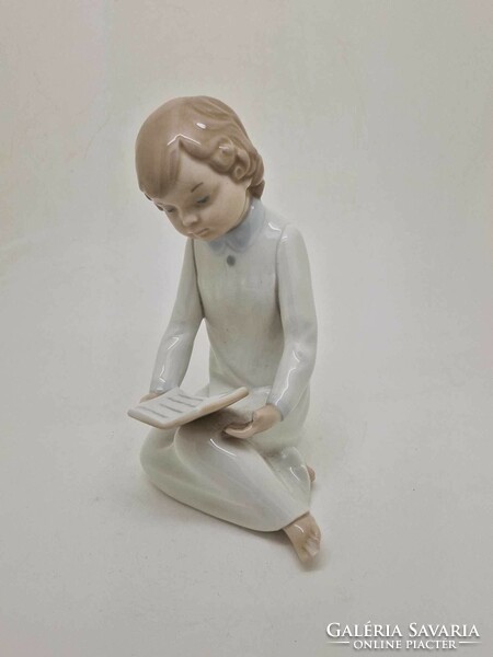 Lladro Zephir porcelán figura fiú hálóingben könyvvel 16cm