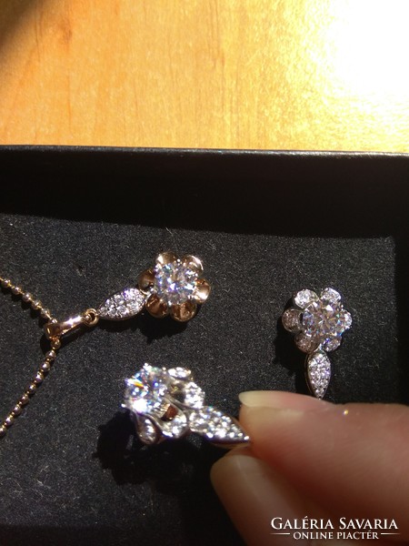 Aranyozott fülbevalók, nyaklánc
