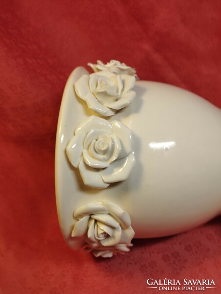 Snow-white basket with hand-shaped roses