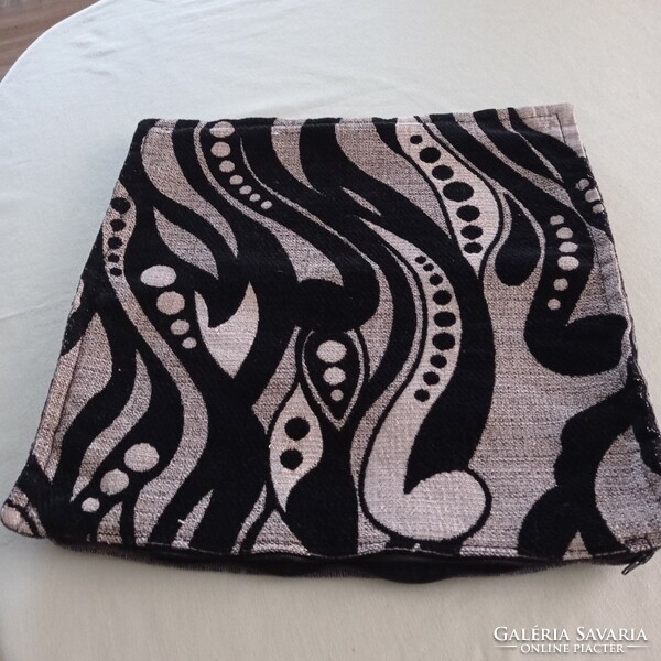 Cushion cover with jacquard weave