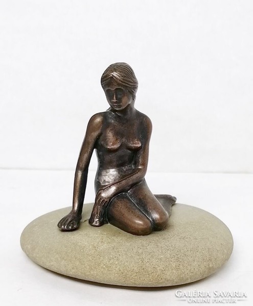 A kis hableány - Koppenhága - bronz figura lapos kavicson - bronz, kő
