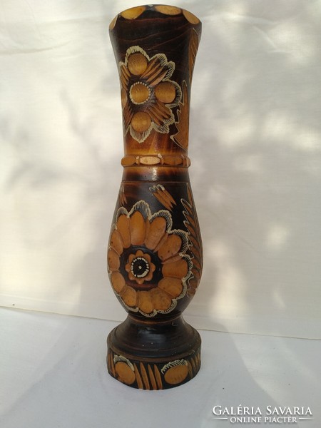 Faragott fa váza (25 cm)