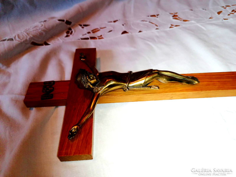 Wooden cross that can be hung on the wall, with a copper body, 28 cm