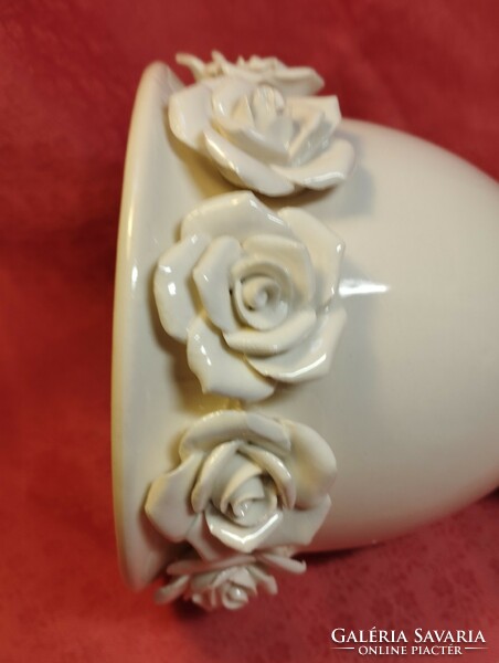 Snow-white basket with hand-shaped roses