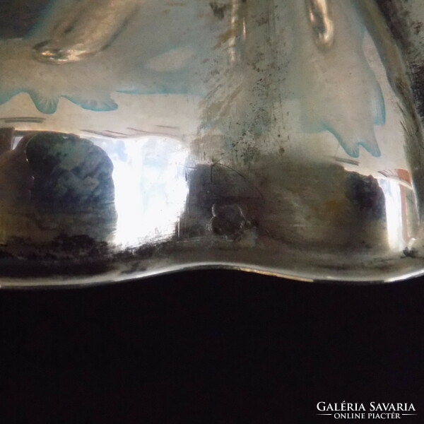 Silver table centerpiece with frilled glass!