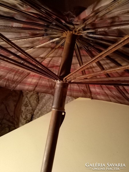 Nagyon régi faragott kutyafejes esernyő