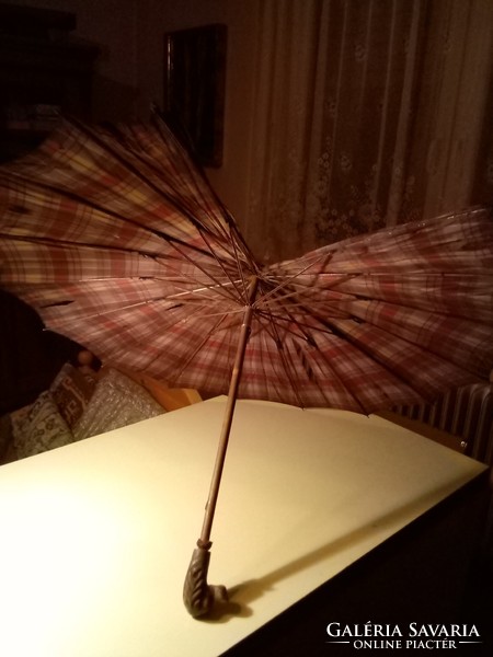Nagyon régi faragott kutyafejes esernyő
