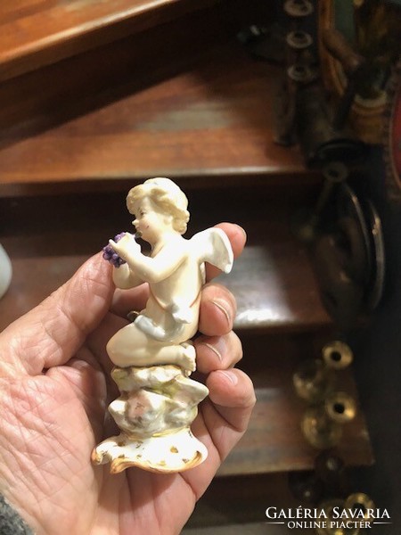 Meissen porcelain putto, xix. Beginning of the century, 10 cm high.