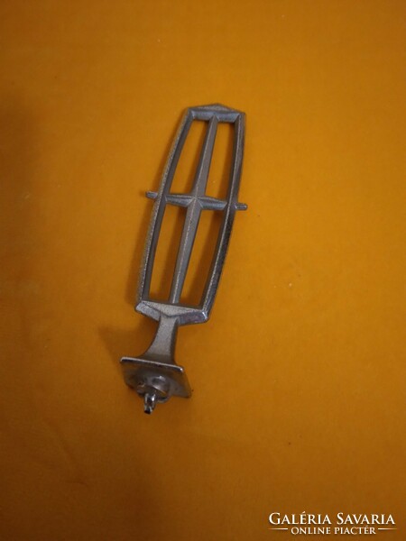 Lincoln car radiator grille emblem, material spiater, chrome-plated. Sole with minor damage, contemporary.