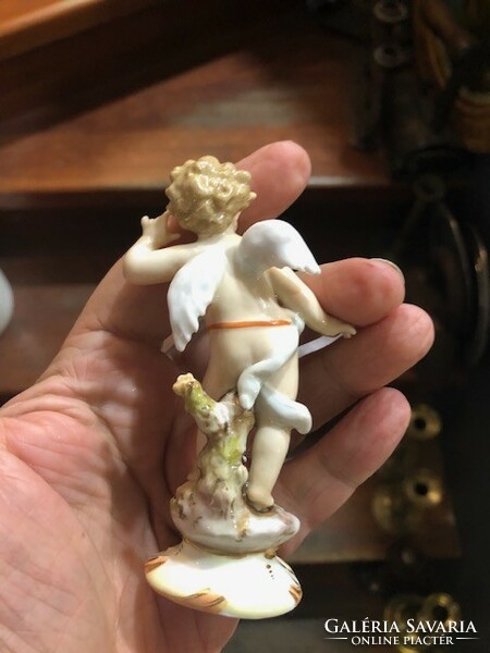 Meisseni porcelán puttó, XIX. század eleje, 10 cm-es magasságú.