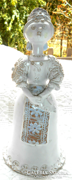 Jelzett KERÁMIA figura--lányka népviseletben 21 cm