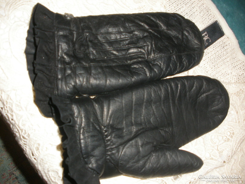 Frilled leather gloves, lined