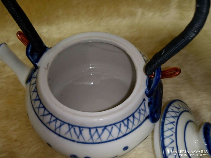 Porcelain coffee dispenser with a blue pattern, in patina condition.