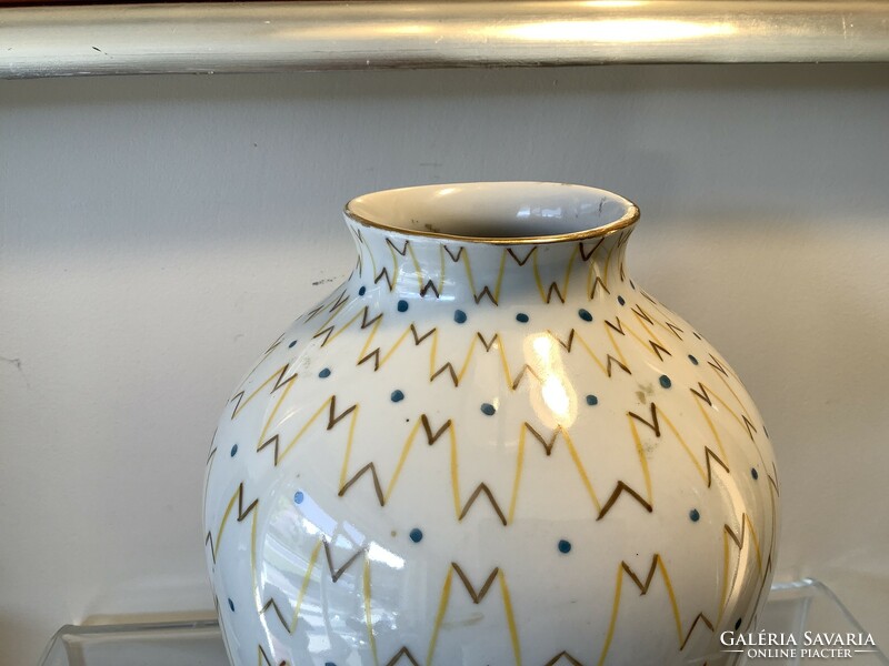 Kézifestésű váza ritkaság,hollóházi gyűjtőknek. Geometrikus art deco mintával.