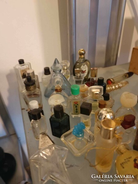 Parfűmös üveg gyűjtemény 120db