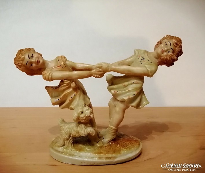 Régi só szobor pörgő lányok figura 13,5 cm magas