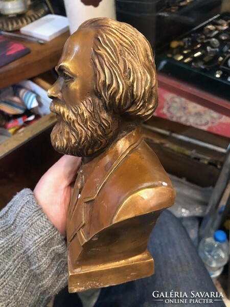 Marx Károly bronz szobra, 18 cm-es magasságú.