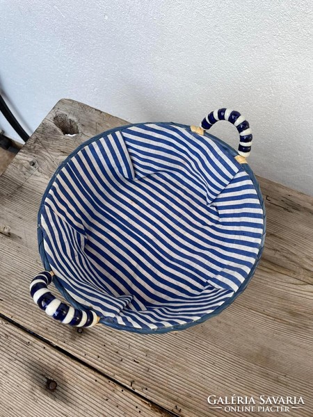 23 cm diameter porcelain mat basket with handle, centerpiece