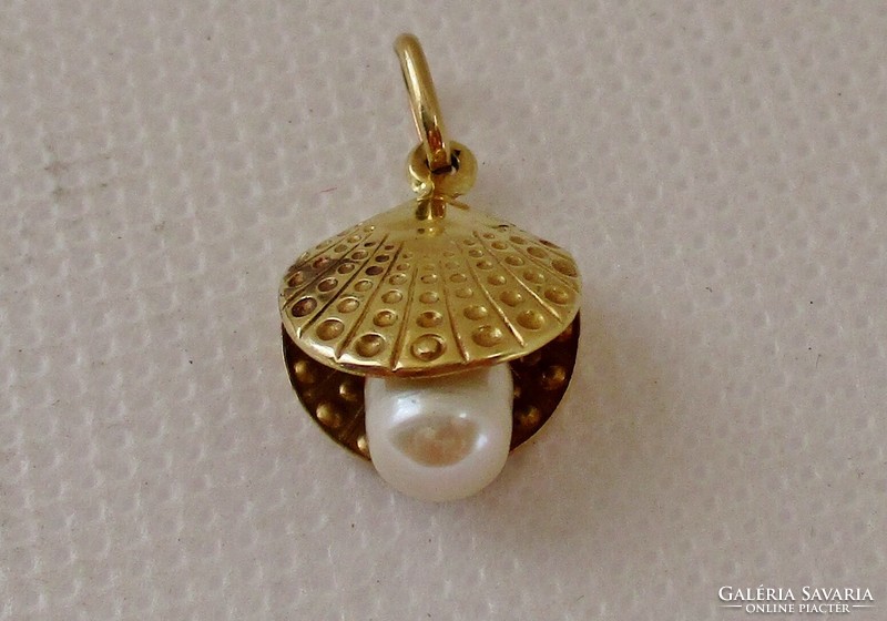 Nice old gold shell pendant, with a real pearl inside, 14kt