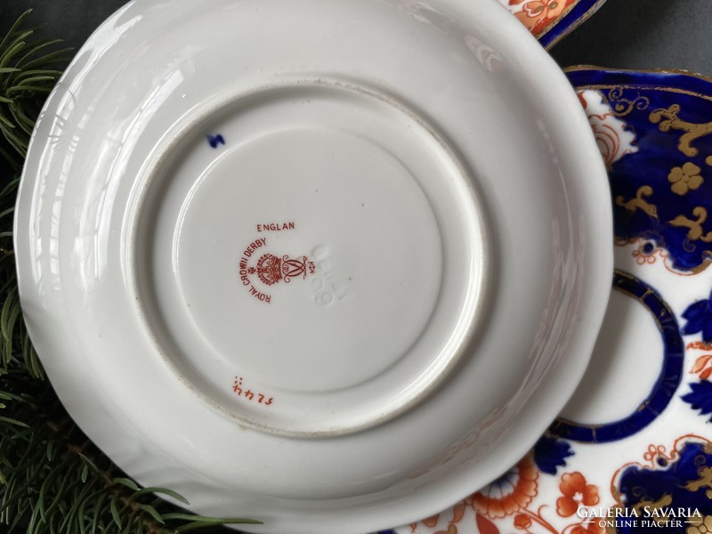 Kézzel festett Imari mintás Royal Crown Derby porcelán csésze pár és kistányérok