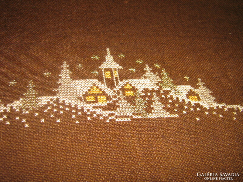 Gyönyörű karácsonyi falus kézzel hímzett arany csipkés szélű szőttes terítő