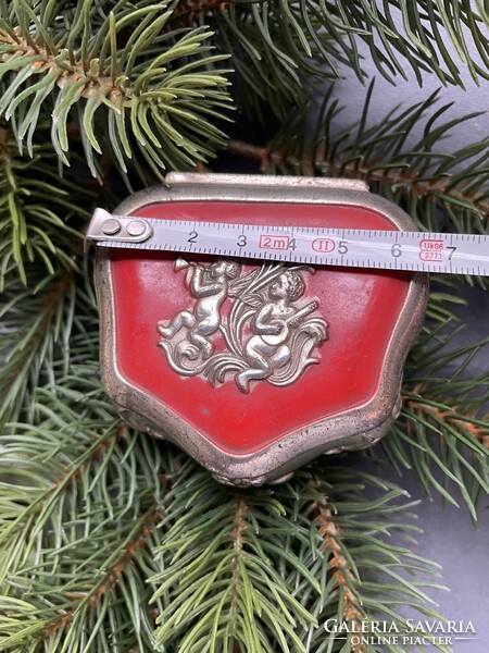 Baroque-style silver-plated English jewelry box with a nice velvet lining, with puttos on top